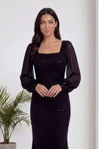 The ZKS siyah kare yaka balık abiye, ön cepheden, elleri kavuşturulmuş pozda