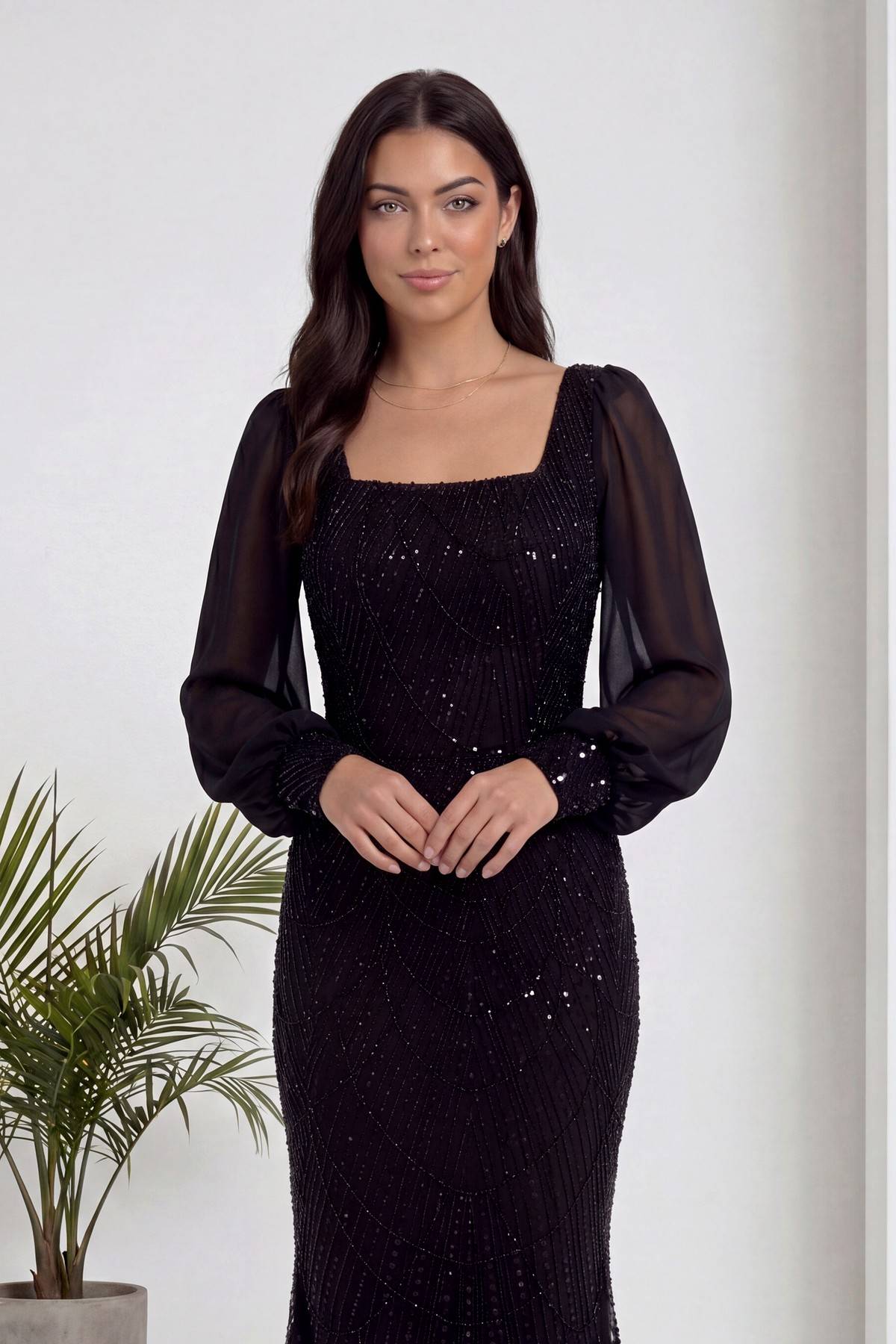 The ZKS siyah kare yaka balık abiye, ön cepheden, elleri kavuşturulmuş pozda