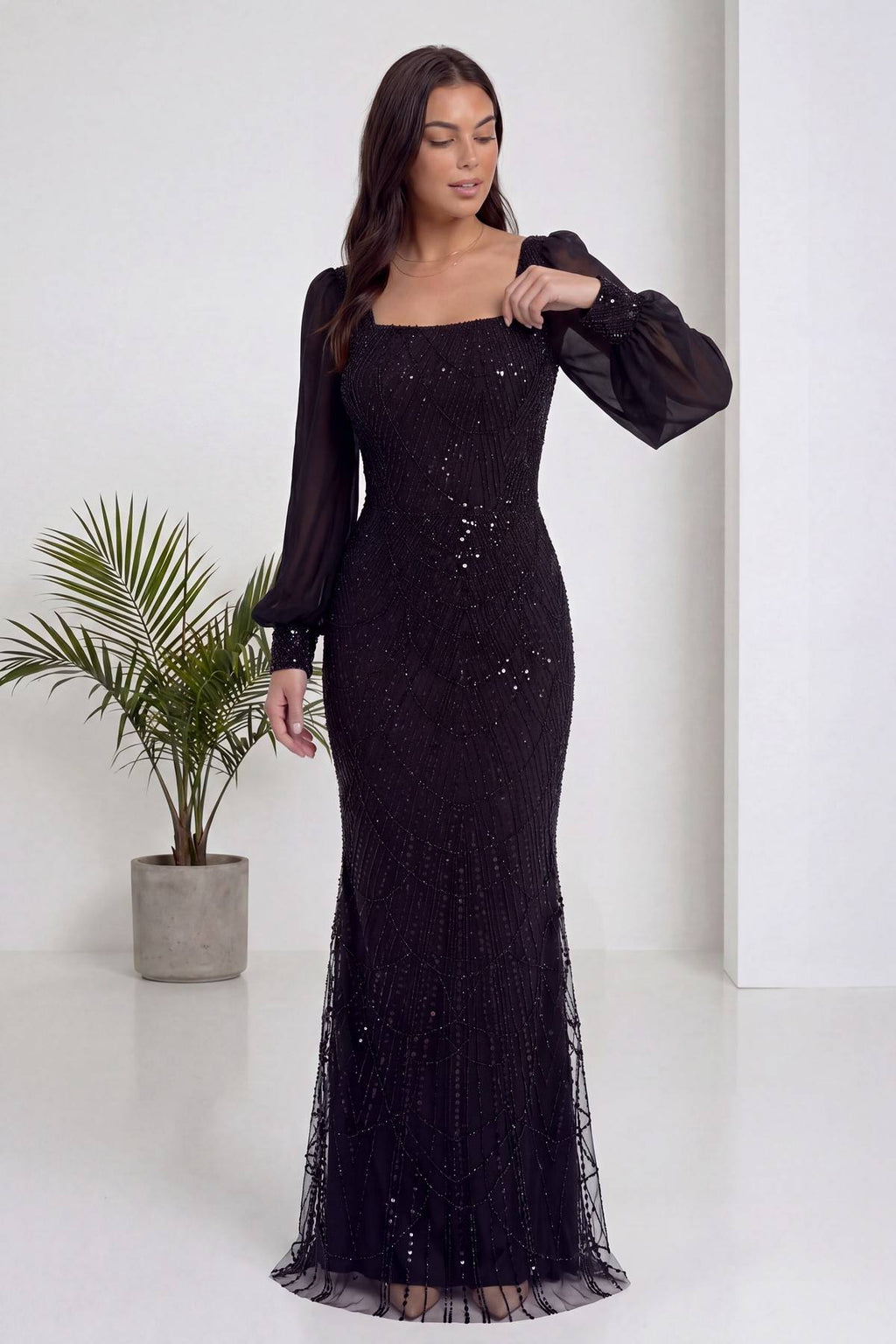 The ZKS siyah kare yaka balık abiye, ön cepheden, kol detayını gösteren pozda