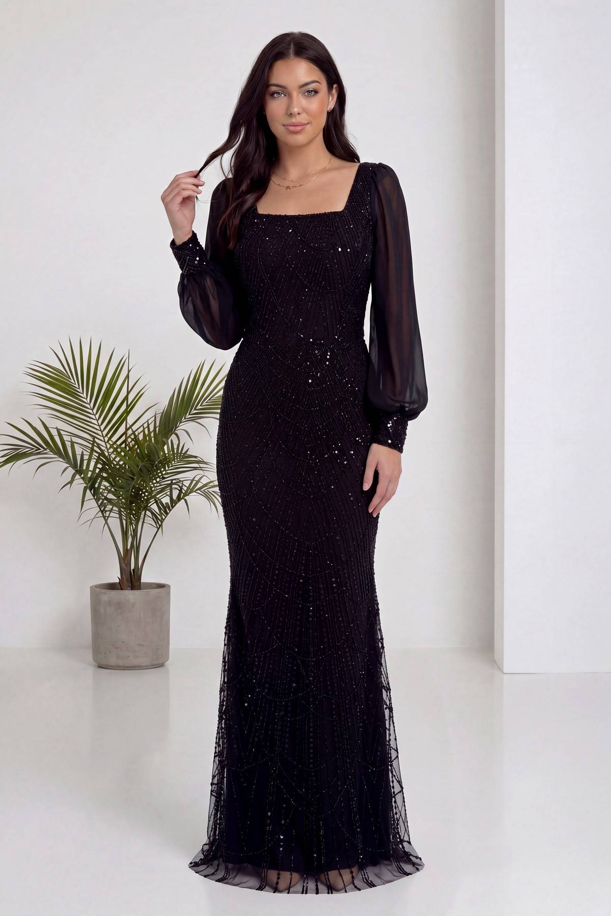 The ZKS siyah kare yaka balık abiye, ön cepheden, saçını düzelten modelle