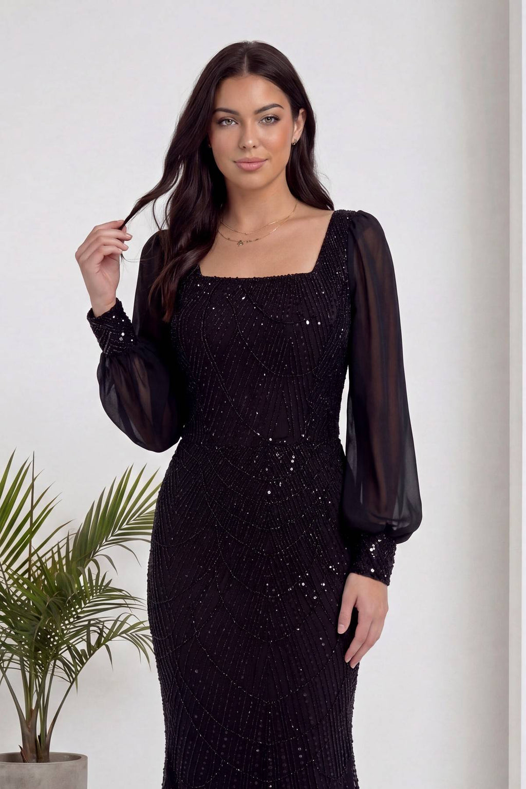 The ZKS siyah kare yaka balık abiye, ön cepheden, saç detayıyla birlikte