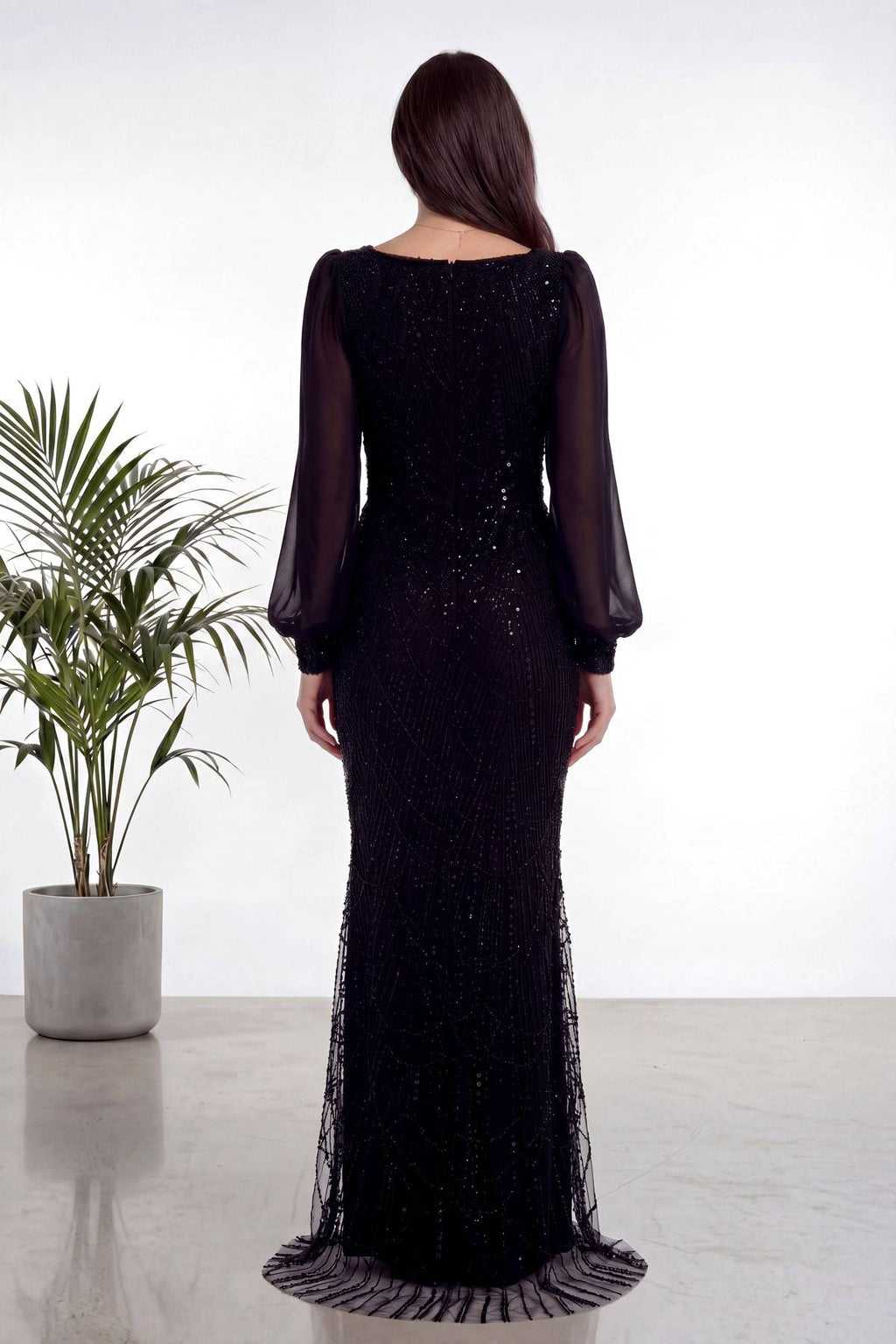 The ZKS siyah kare yaka balık abiye, arkadan görünüm, uzun işlemeli şifon kollu