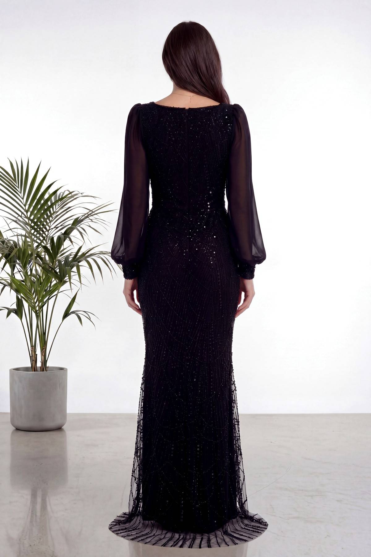 The ZKS siyah kare yaka balık abiye, arkadan görünüm, uzun işlemeli şifon kollu