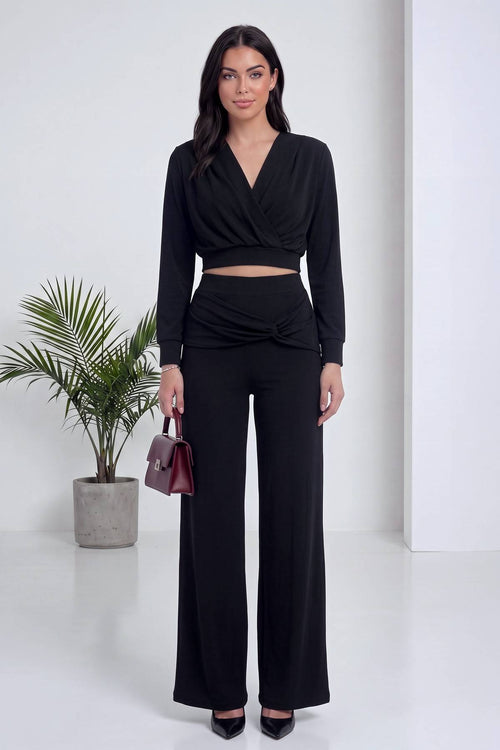 Siyah kruvaze crop bluz ve beli büzgülü bol paça pantolon tam takım önden görünüm