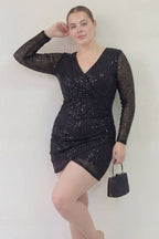 The ZKS siyah payetli kruvaze mini elbise ön açıdan vücuda oturan zarif kesimiyle