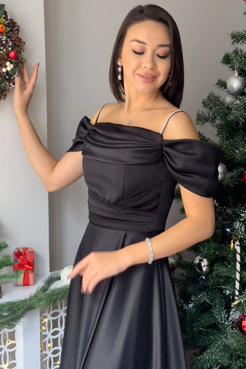 Siyah Taş Askılı Düşük Omuz Saten Yırtmaçlı Abiye Elbise - the ZKS