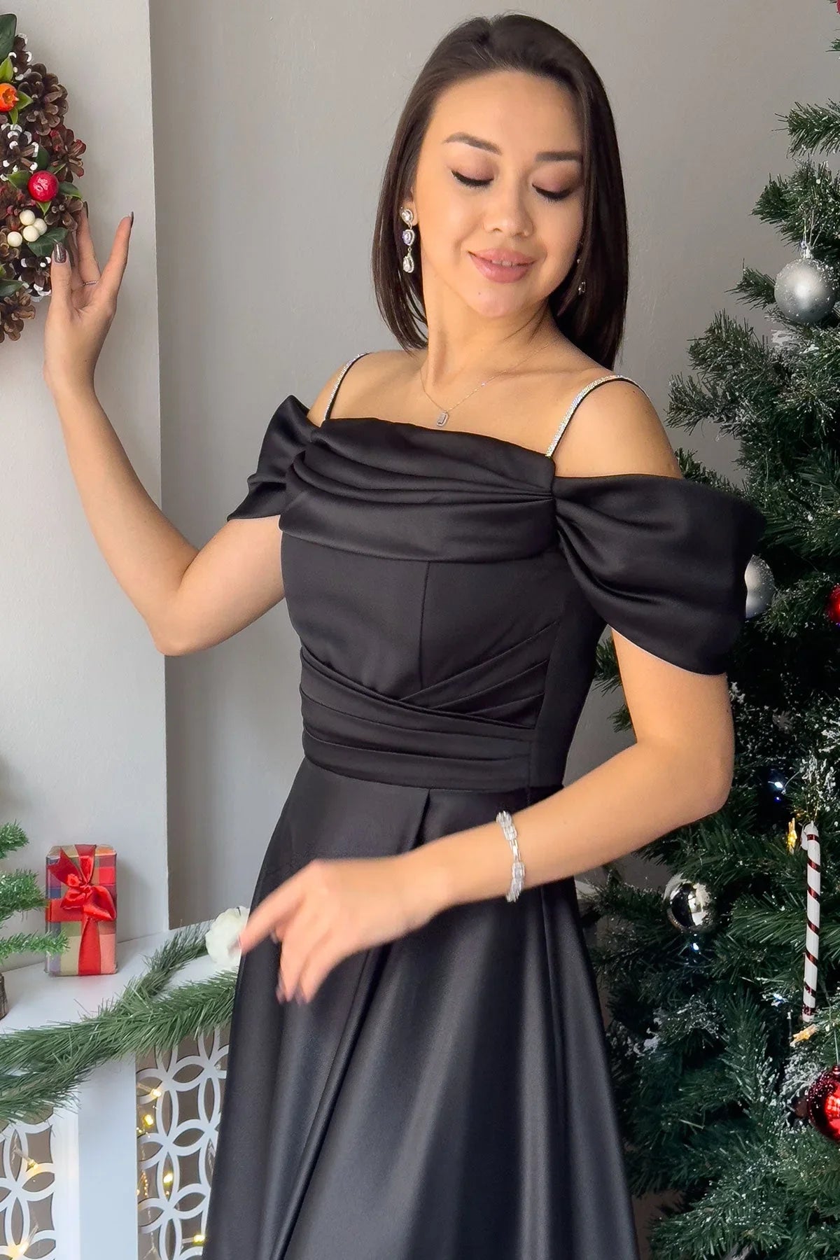 Siyah Taş Askılı Düşük Omuz Saten Yırtmaçlı Abiye Elbise - the ZKS