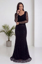 The ZKS siyah boncuk işlemeli degaje yaka uzun kollu abiye elbise yan duruş