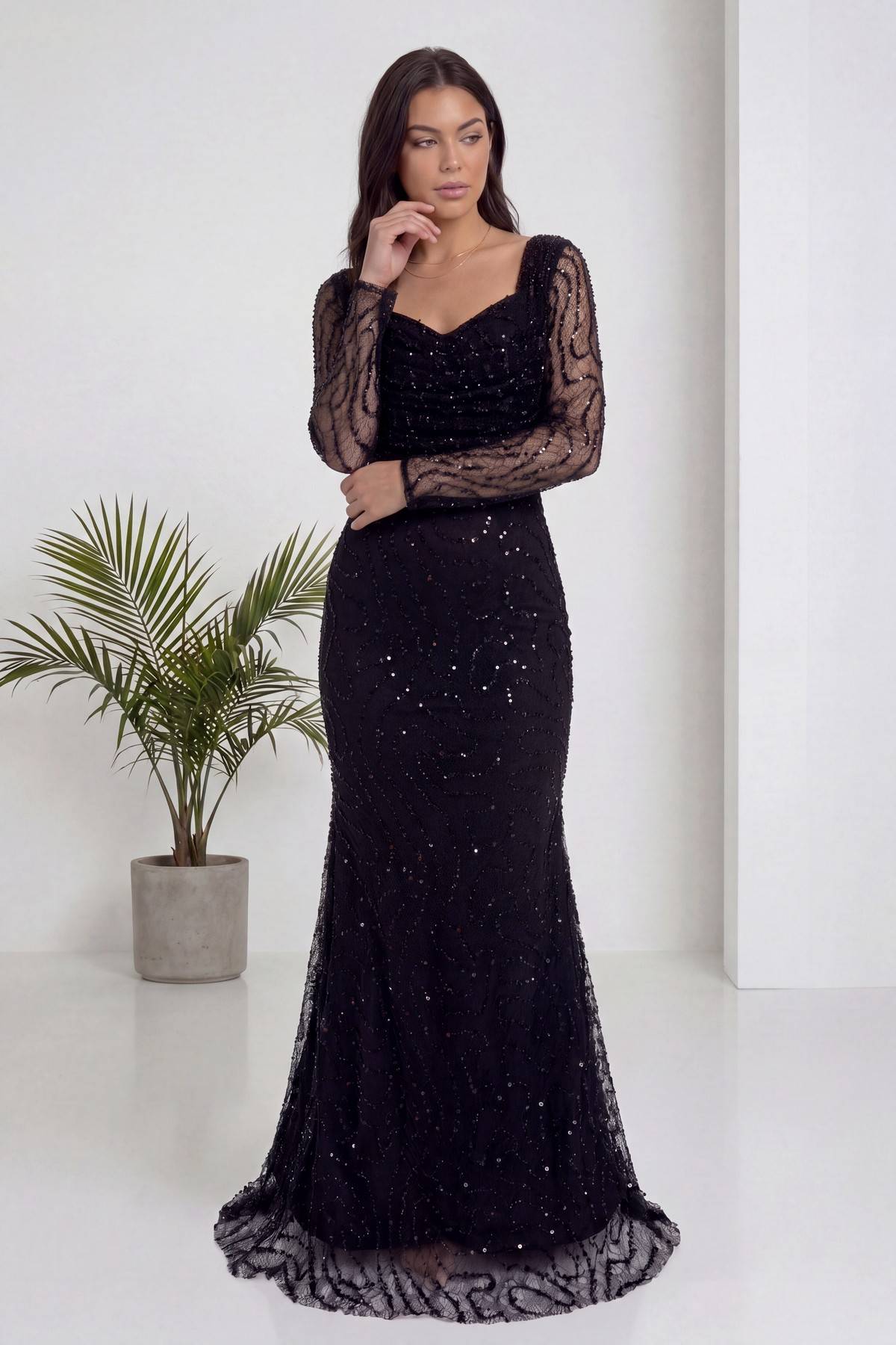 The ZKS siyah boncuk işlemeli degaje yaka uzun kollu abiye elbise yan duruş