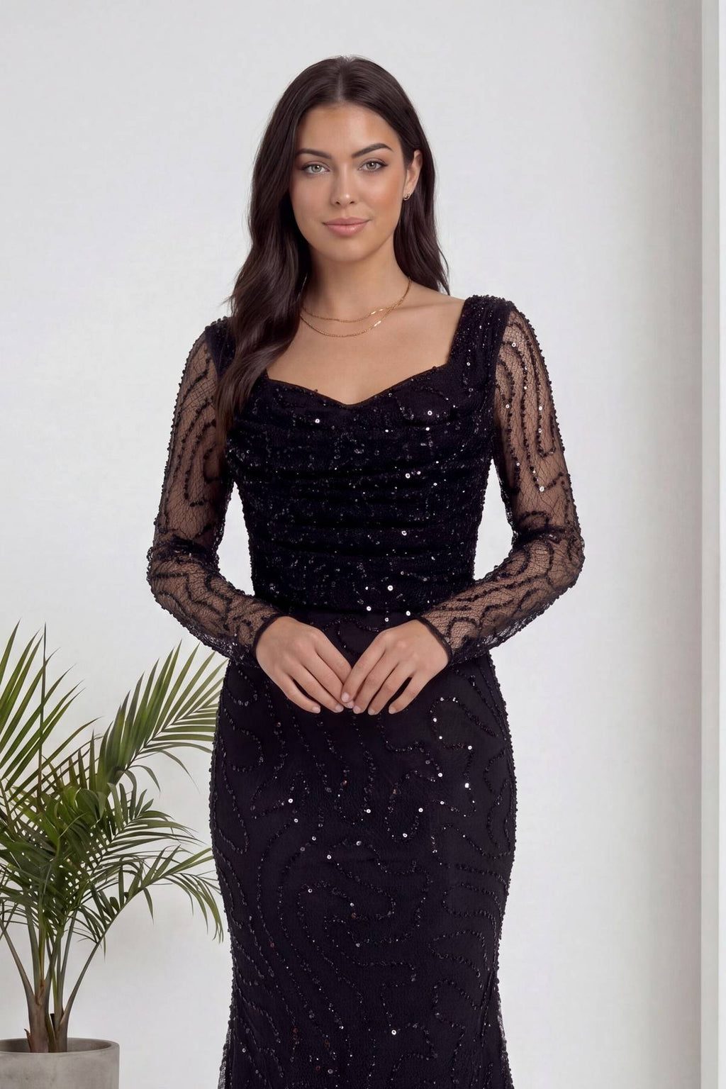 The ZKS siyah boncuk işlemeli degaje yaka abiye elbise ön eller kavuşmuş poz