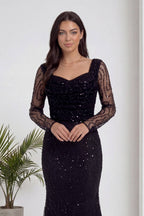 The ZKS siyah boncuk işlemeli degaje yaka abiye elbise ön eller kavuşmuş poz