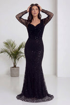 The ZKS siyah boncuk işlemeli degaje yaka abiye elbise tüm vücut gösterimi