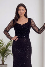 The ZKS siyah boncuk işlemeli degaje yaka abiye elbise yan duruş detaylı