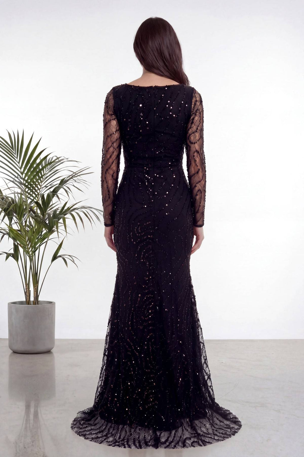 The ZKS siyah boncuk işlemeli degaje yaka uzun kollu abiye elbise arka görünüm