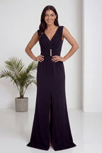 ZKS siyah abiye elbise ön yırtmaçlı, V yaka, beldeki taş detayları vurgulanmış