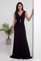 ZKS siyah uzun abiye elbise, V yaka, piliseli bel ve ön yırtmaç detayıyla şık