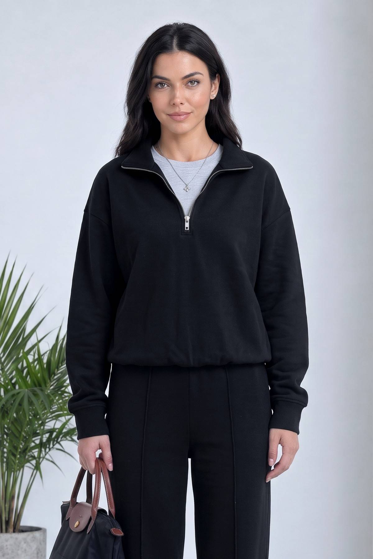 The ZKS siyah yarım fermuarlı sweatshirt, fermuar detayı ve bisiklet yaka stiliyle önden görünüm