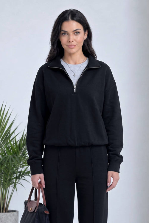 The ZKS siyah yarım fermuarlı sweatshirt, fermuar detayı ve bisiklet yaka stiliyle önden görünüm