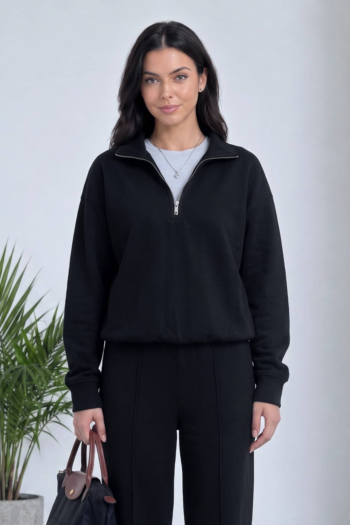 Siyah The ZKS yarım fermuarlı sweatshirt, fermuarı açık ve bisiklet yaka detayıyla önden görünüm