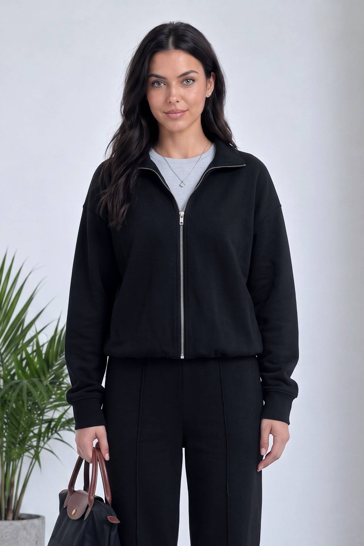 Siyah The ZKS yarım fermuarlı sweatshirt, fermuarı kapalı ve bisiklet yaka detayıyla önden görünüm
