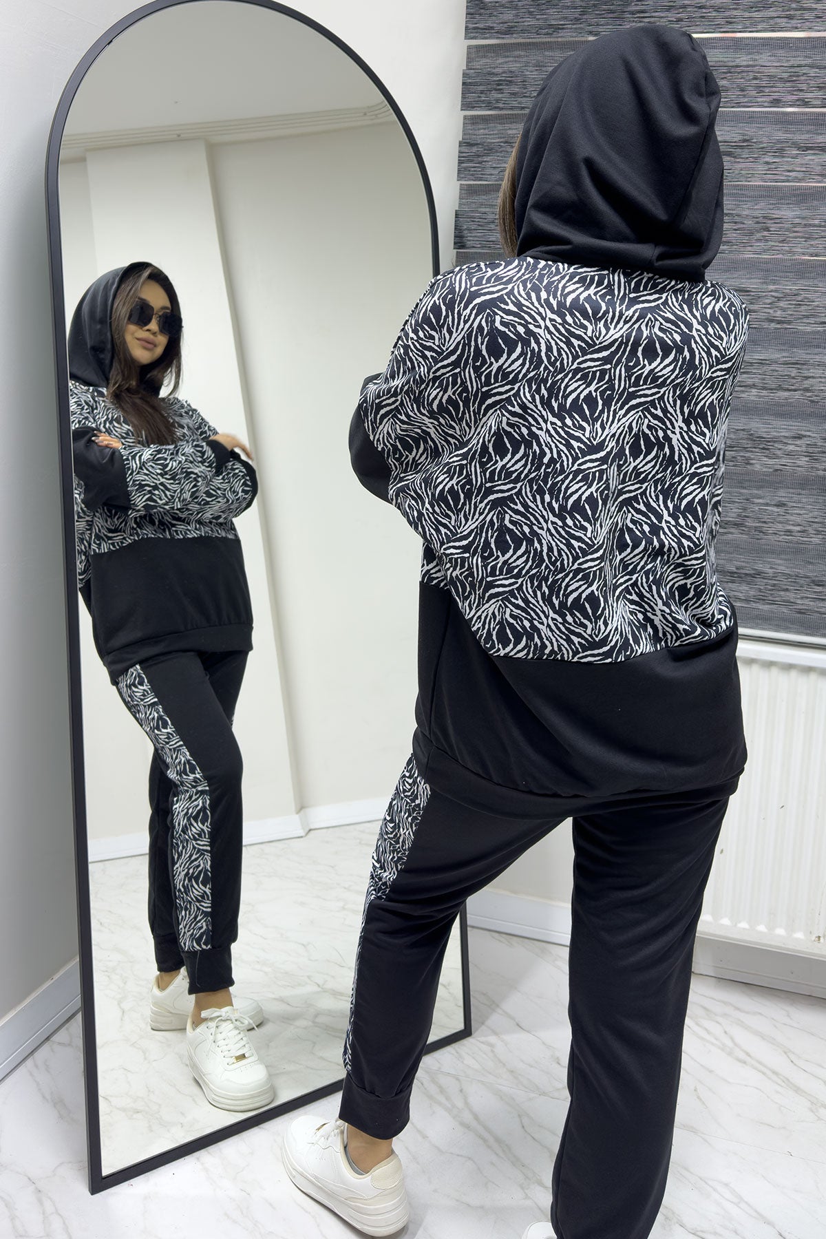 Kadın Siyah Kolu Yanı Zebra Desenli Büyük Beden Kapşonlu Eşofman Takım

