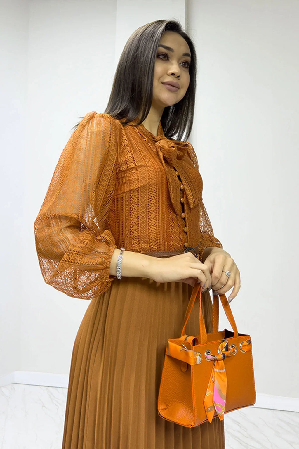 Taba Boyundan Bağlamalı Fransız Güpür Piliseli Abiye Elbise

