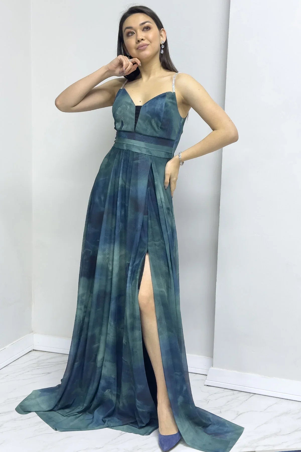 Kadın Turkuaz Batik Taş Askılı Ayarlanabilir Yırtmaçlı Büyük Beden Abiye Elbise

