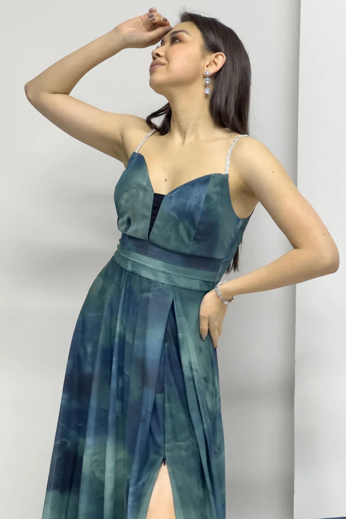 Kadın Turkuaz Batik Taş Askılı Ayarlanabilir Yırtmaçlı Büyük Beden Abiye Elbise

