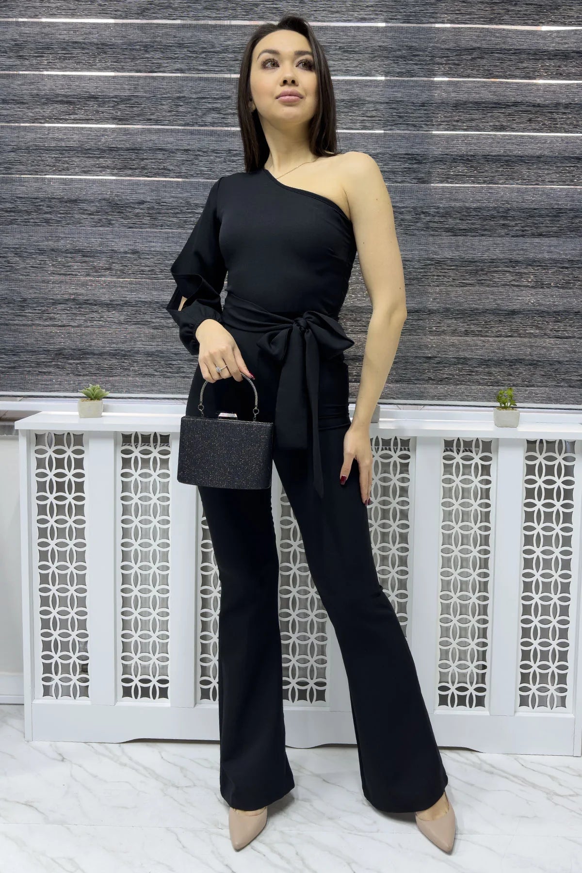 Tek Omuz Siyah Kuşaklı Tulum

