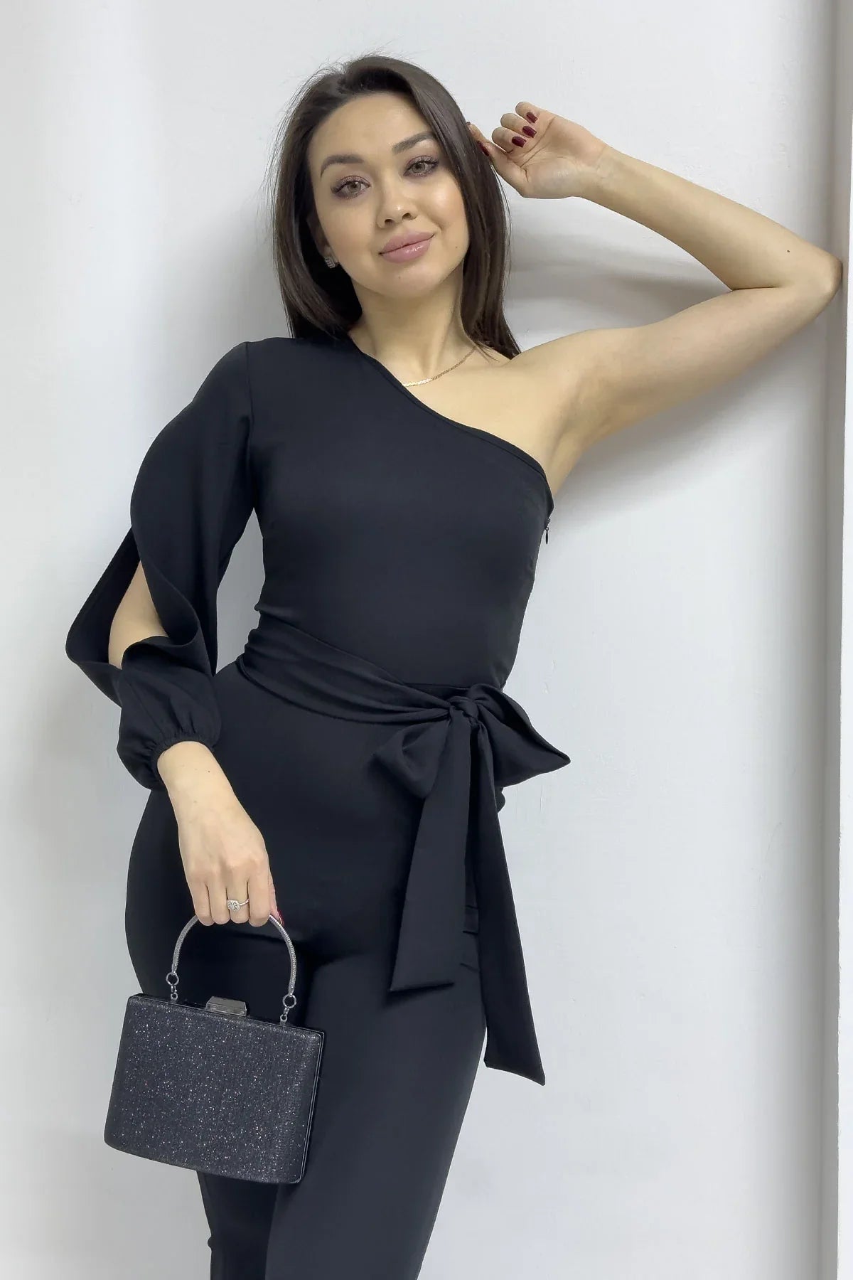 Tek Omuz Siyah Kuşaklı Tulum

