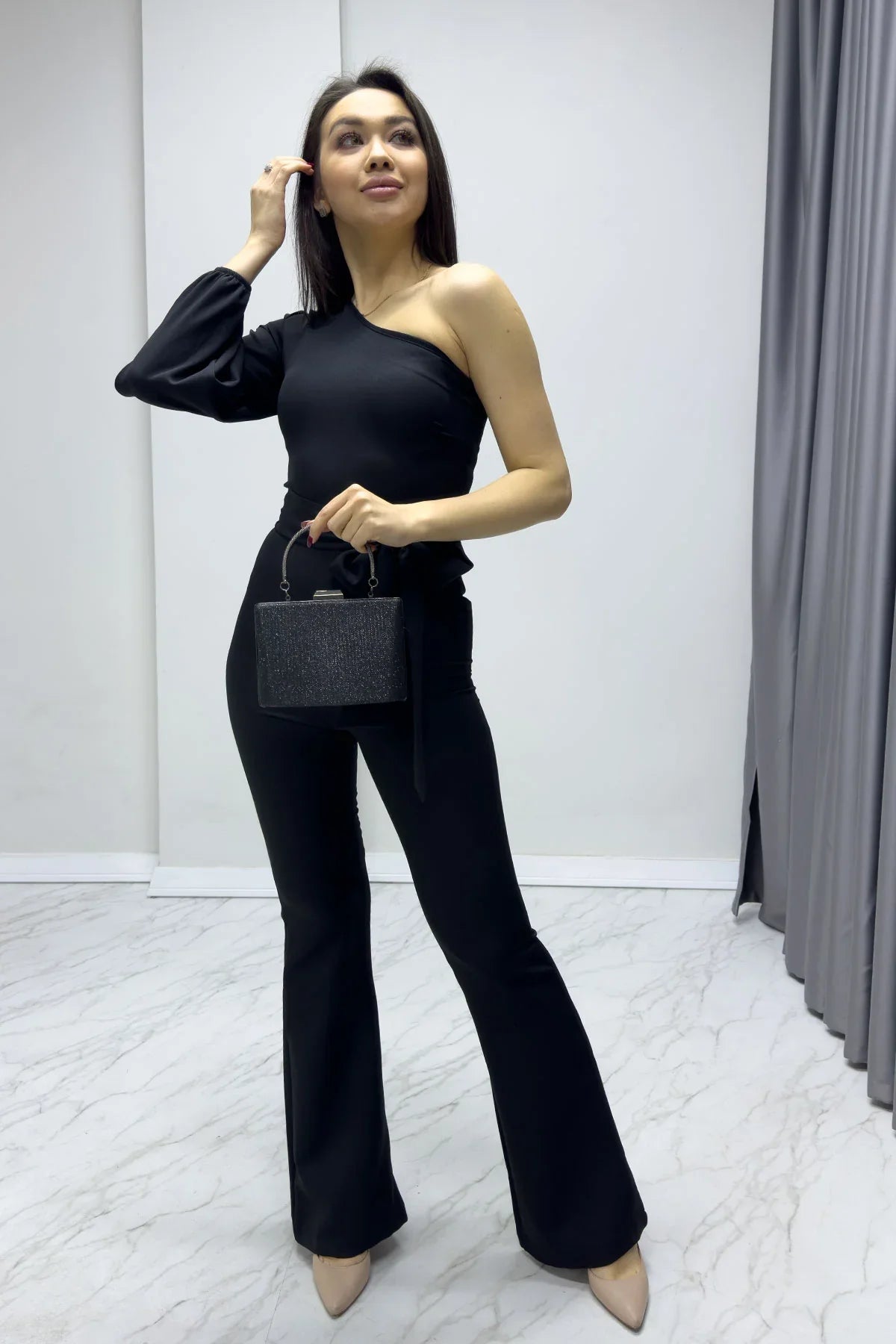 Tek Omuz Siyah Kuşaklı Tulum

