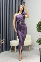 Mor Omuz Detay Drapeli Taş Kemerli Saten Abiye Elbise

