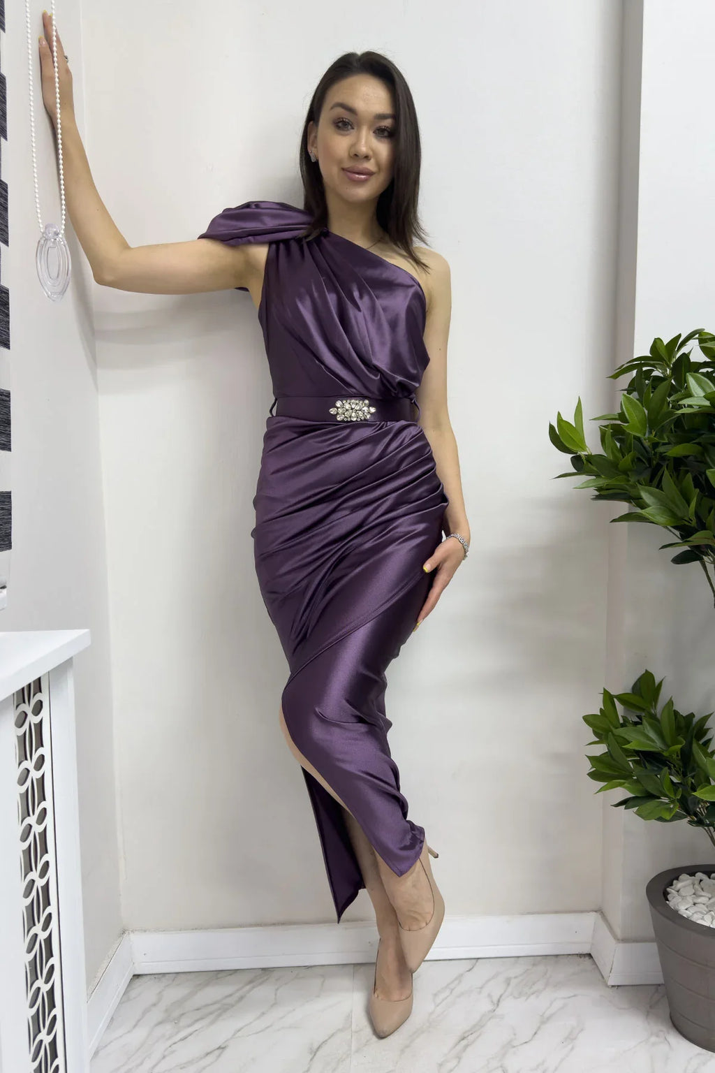 Mor Omuz Detay Drapeli Taş Kemerli Saten Abiye Elbise

