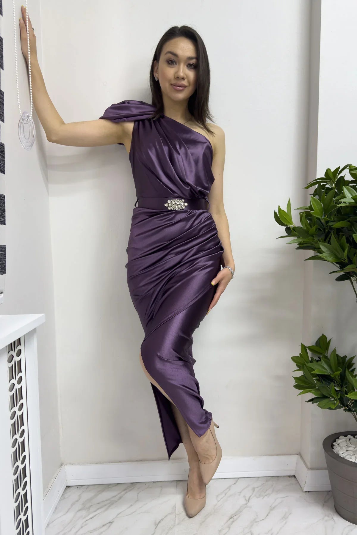 Mor Omuz Detay Drapeli Taş Kemerli Saten Abiye Elbise

