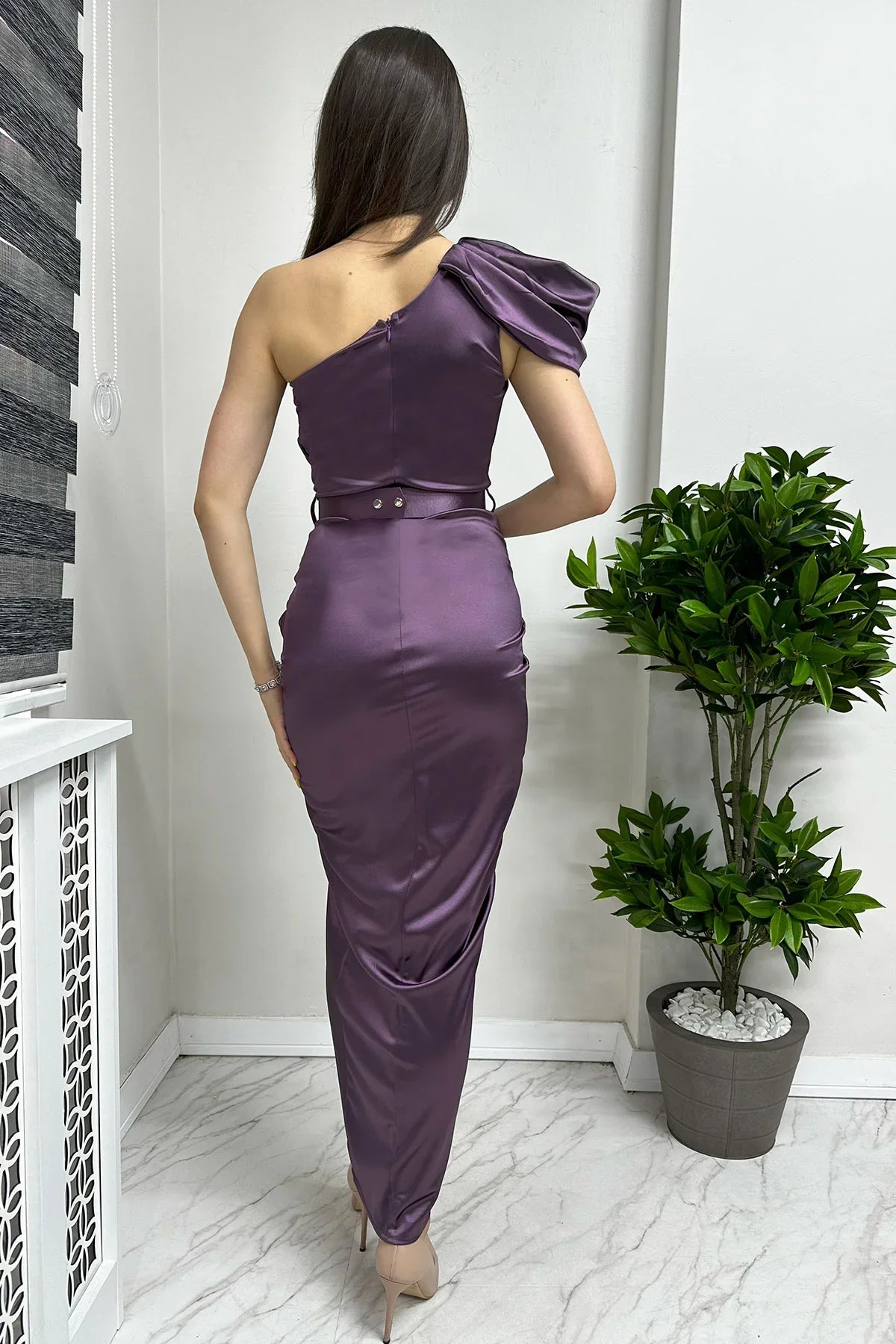 Mor Omuz Detay Drapeli Taş Kemerli Saten Abiye Elbise

