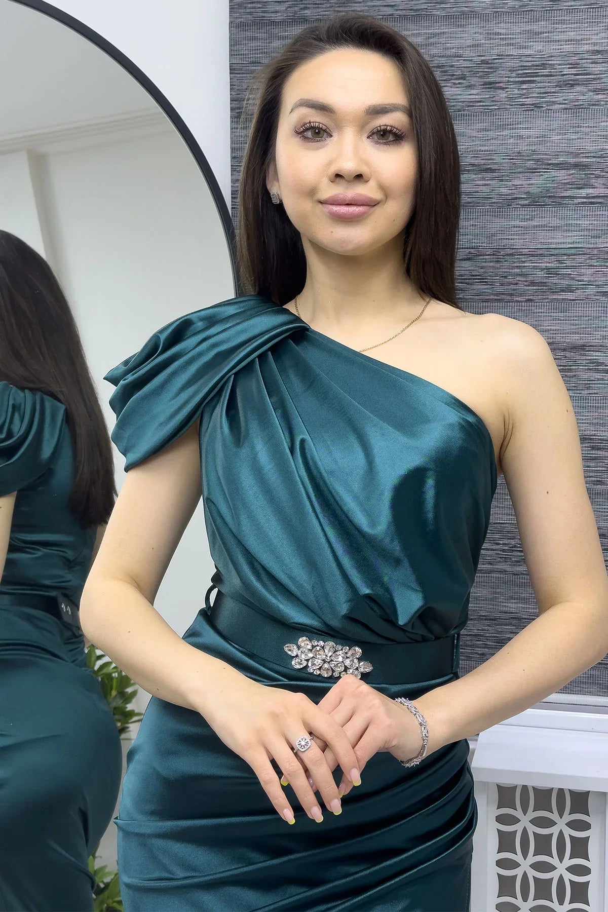 Zümrüt Yeşili Omuz Detay Drapeli Taş Kemerli Saten Abiye Elbise