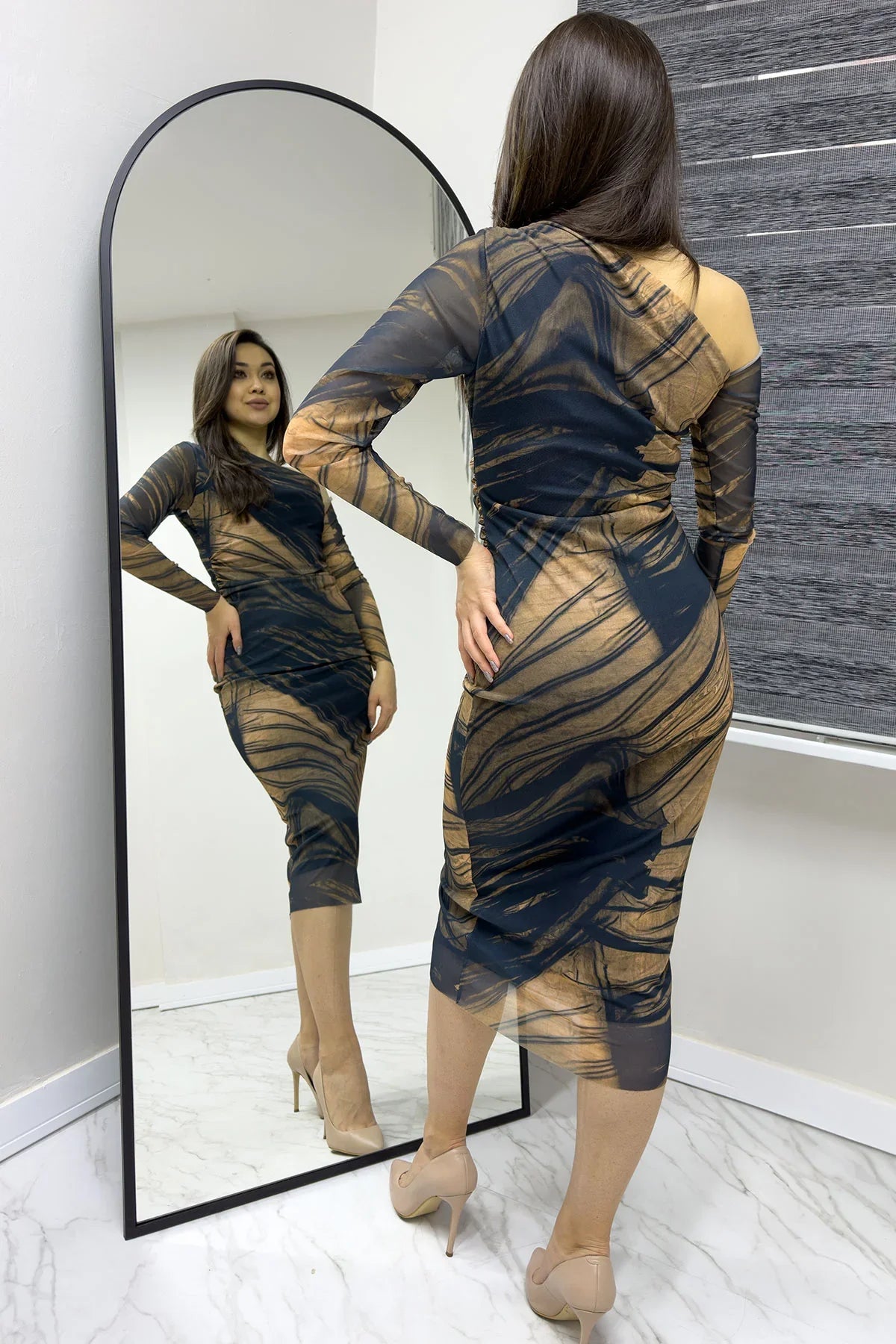 Siyah Tek Omuz Kahverengi Desenli Likralı Tül Elbise

