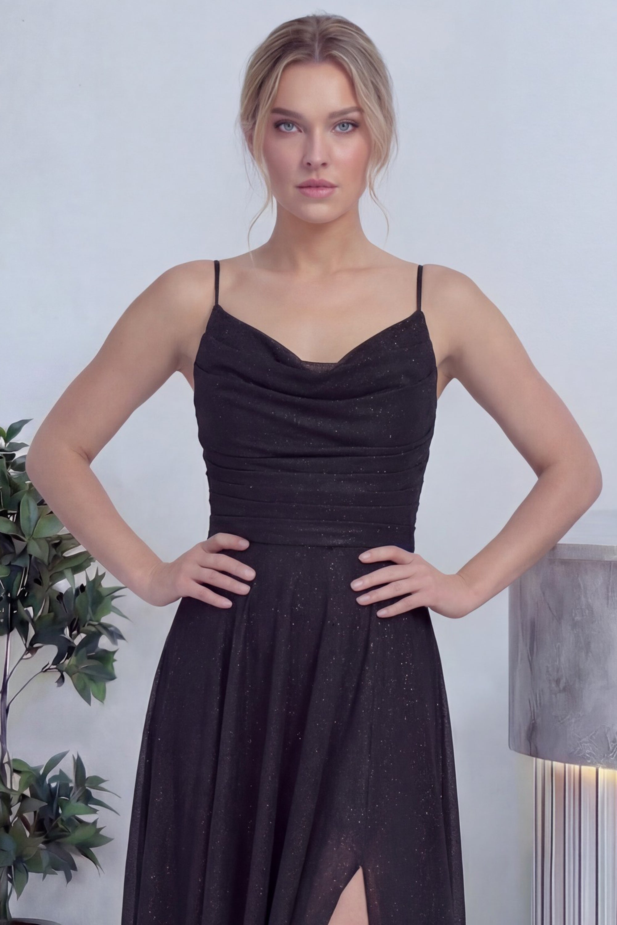 Siyah Askılı Ön Drapeli Yırtmaçlı Simli Abiye Elbise