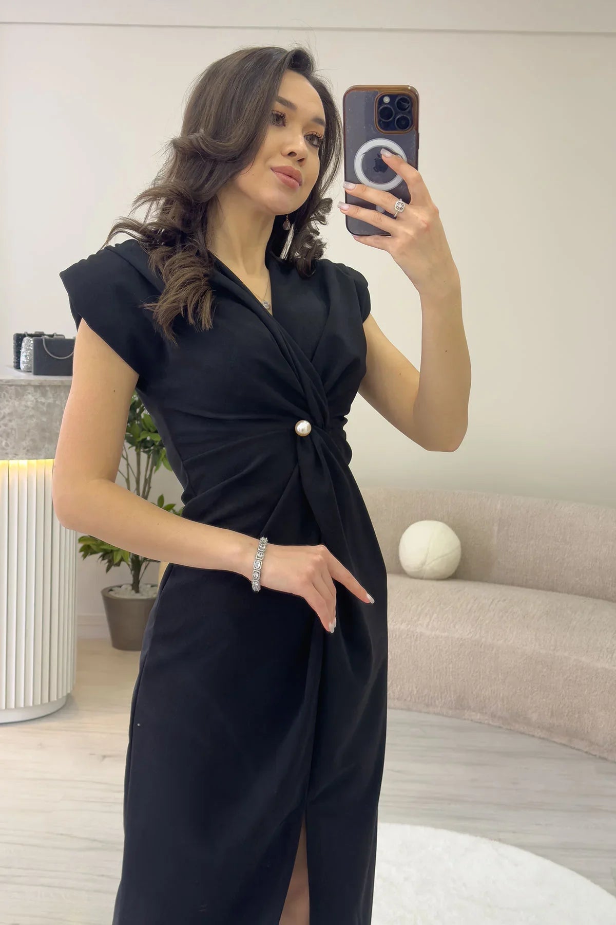 Kadın Siyah Kruvaze Yaka İnci Detay Büzgülü Midi Boy Elbise