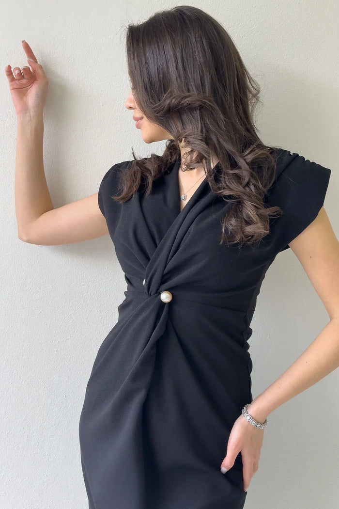 Kadın Siyah Kruvaze Yaka İnci Detay Büzgülü Midi Boy Elbise