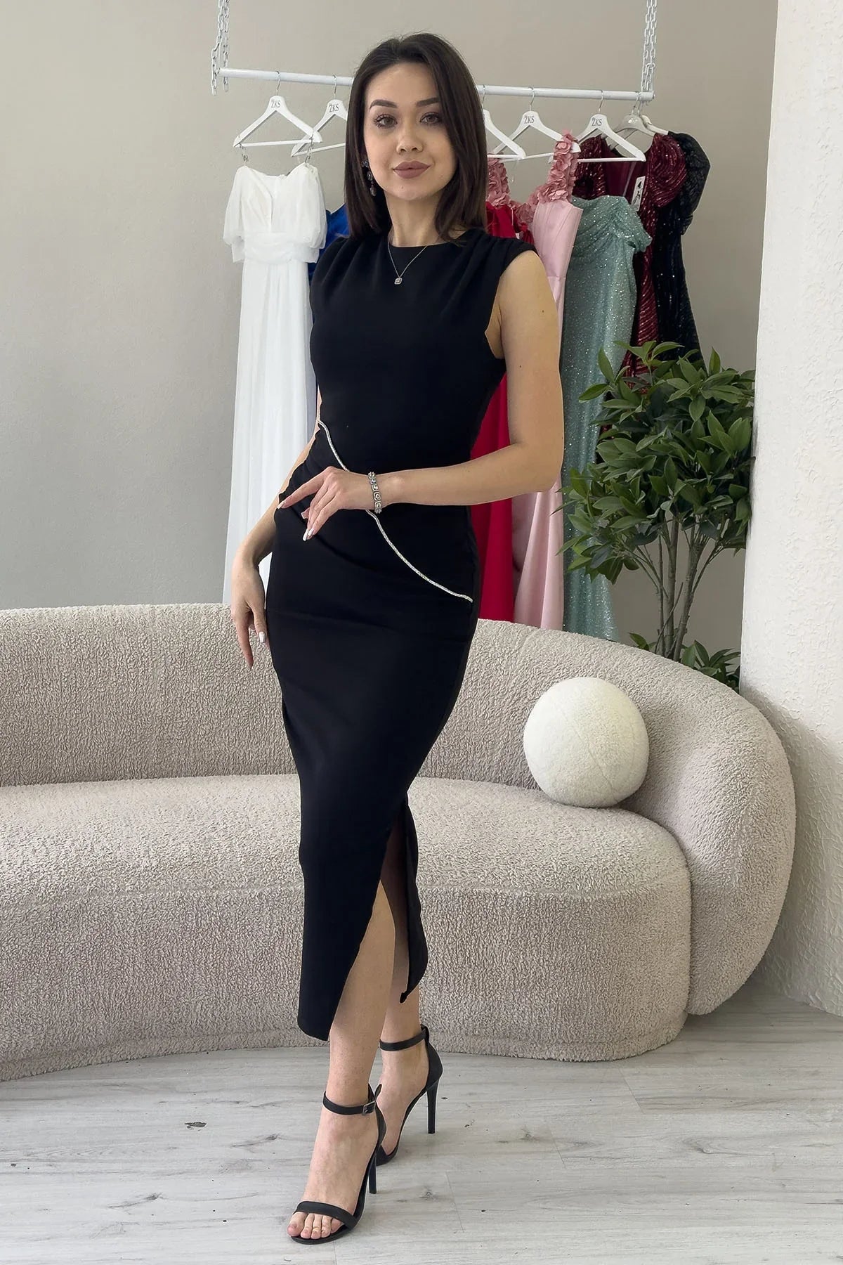 Kadın Siyah Midi Kalem Form Taş Detay Sıfır Kol Elbise