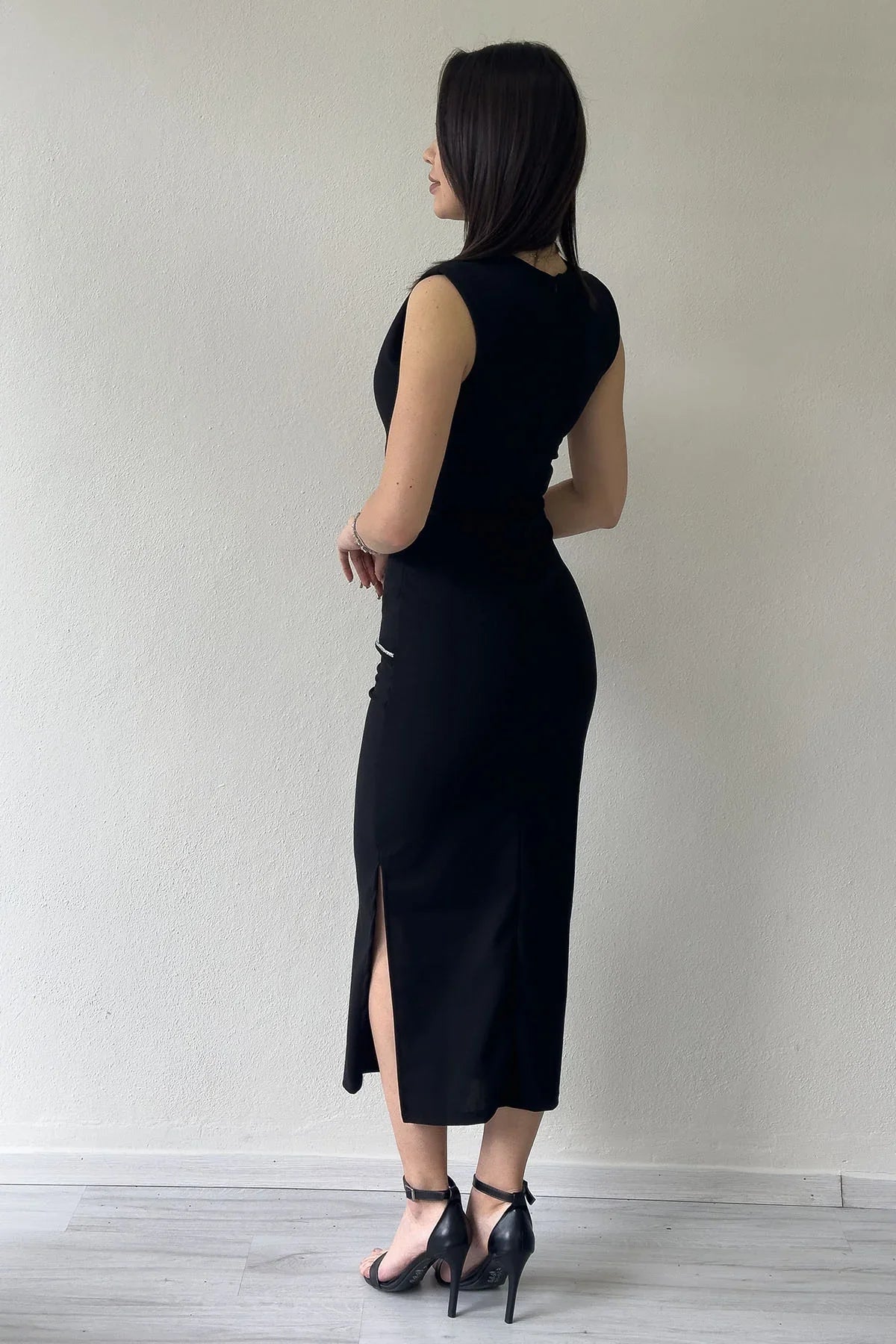 Kadın Siyah Midi Kalem Form Taş Detay Sıfır Kol Elbise