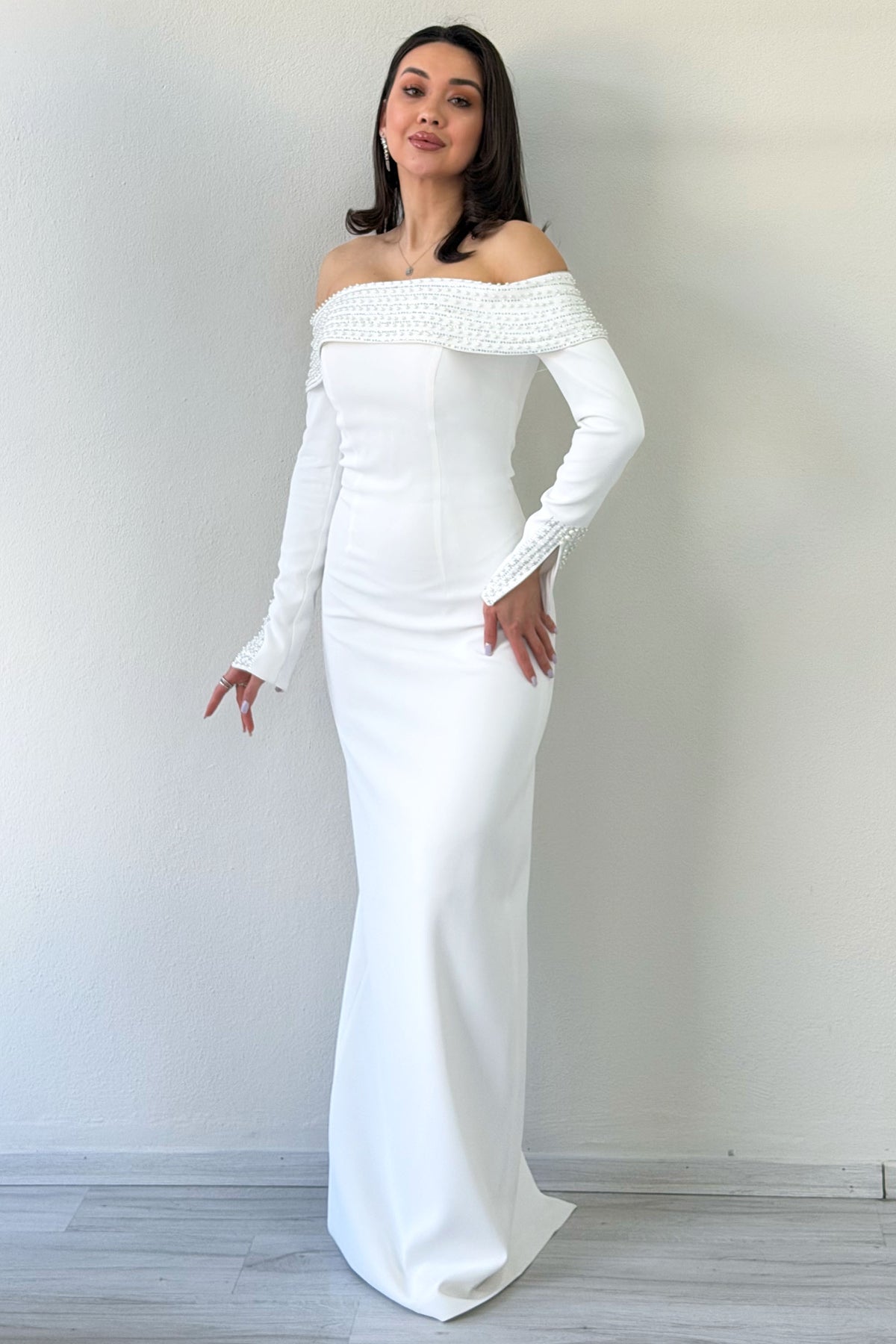 Beyaz Madonna Yaka Boncuk İşlemeli Uzun Kol Balık Nikah Abiye Elbise
