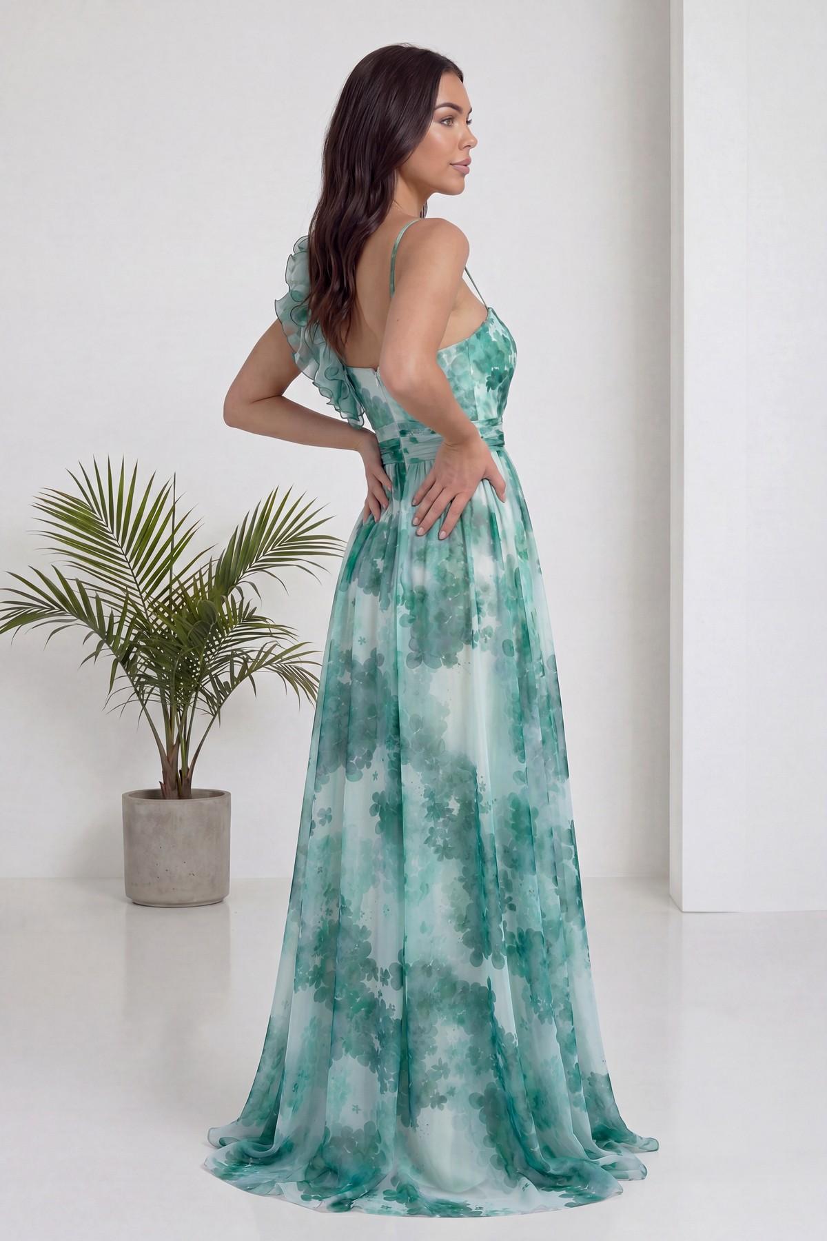 Tek omuz yeşil batik desenli abiye elbise, arka görünüm, modelin beli vurgulanmış
