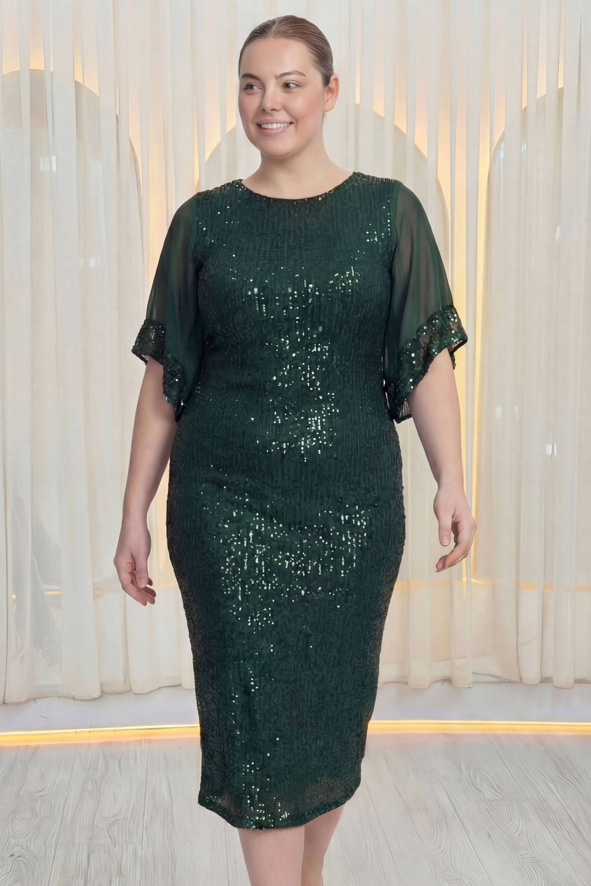 ZKS büyük beden yeşil pulpayet midi abiye elbise, şeffaf kollu, hafif yana dönük yürüyüş pozu