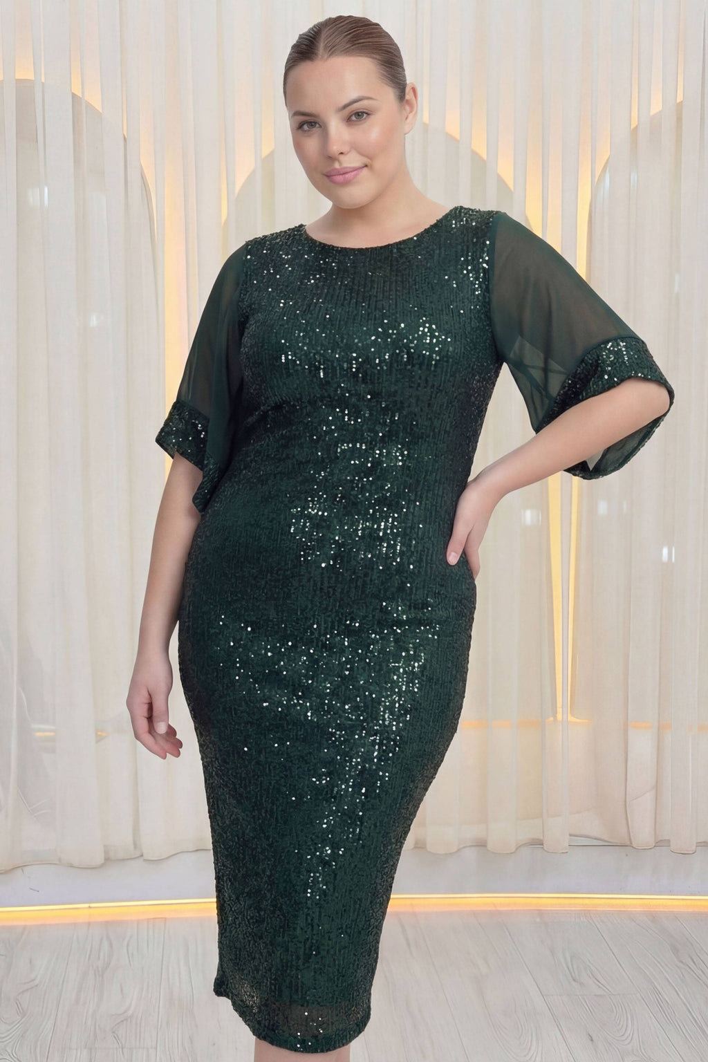 ZKS büyük beden yeşil pulpayet midi abiye elbise, şeffaf kollu, el kalçada, önden hafif yana dönük