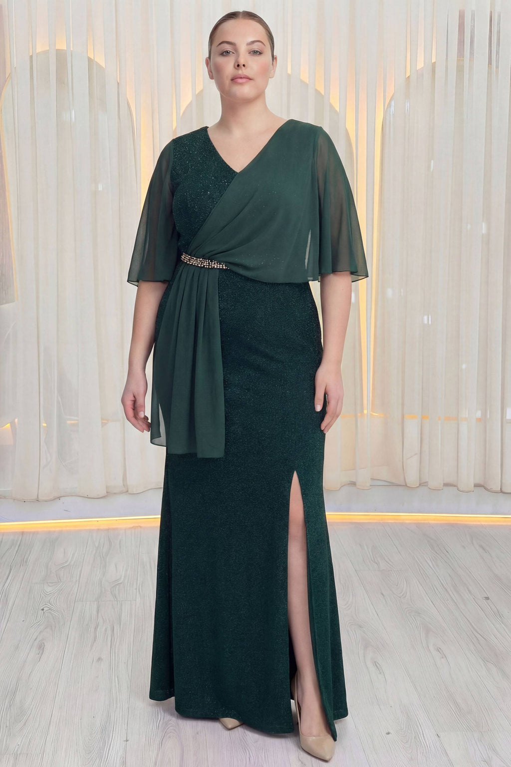 The ZKS büyük beden yan taşlı abiye elbise, zümrüt yeşili, tam boy önden görünüm, şifon kol detayı