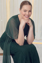 The ZKS büyük beden zümrüt yeşili abiye elbise, şifon kol detaylı, oturan model, güler yüzlü