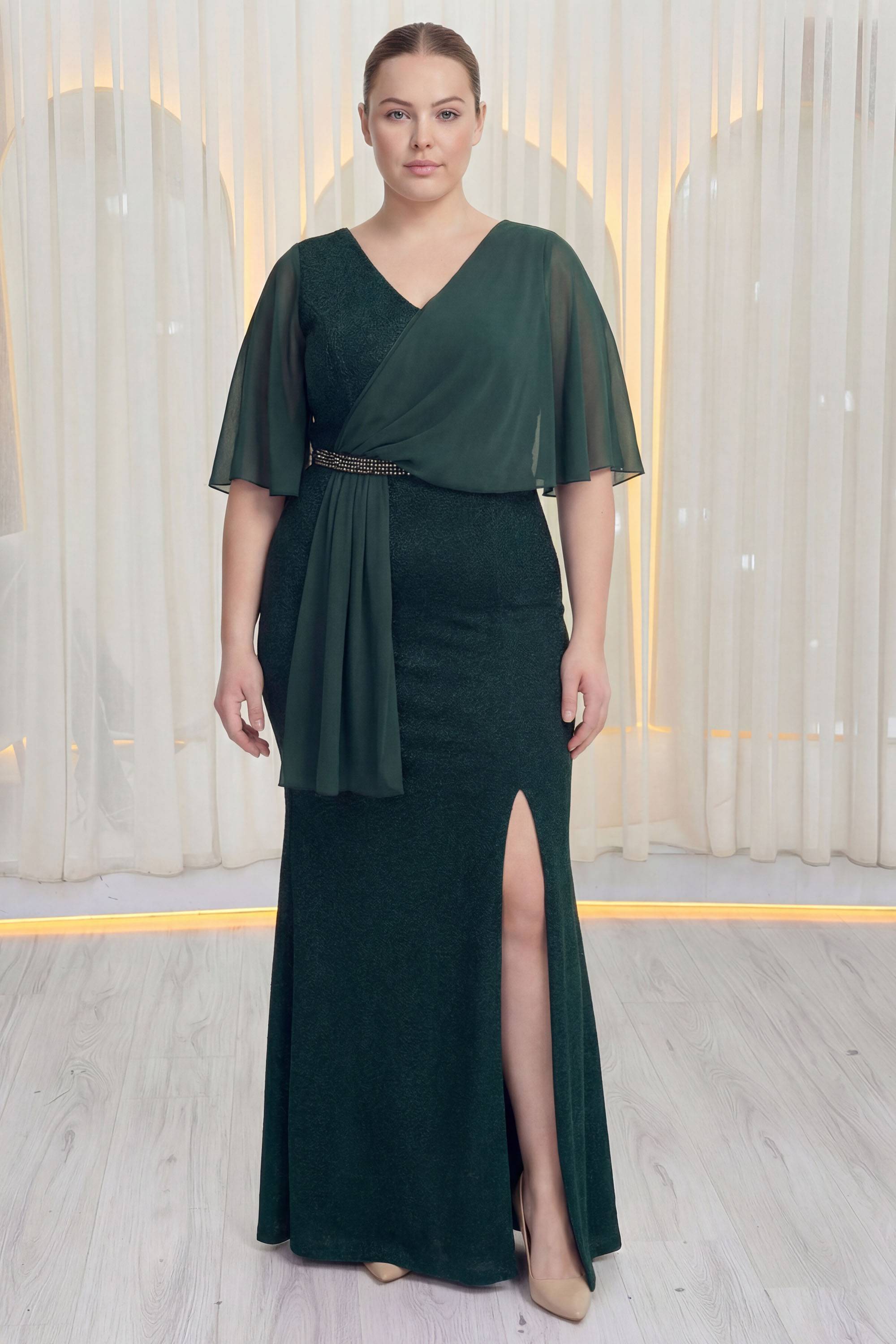 The ZKS büyük beden abiye elbise, zümrüt yeşili, yırtmaçlı etek ve şifon kol detayıyla önden görünüm