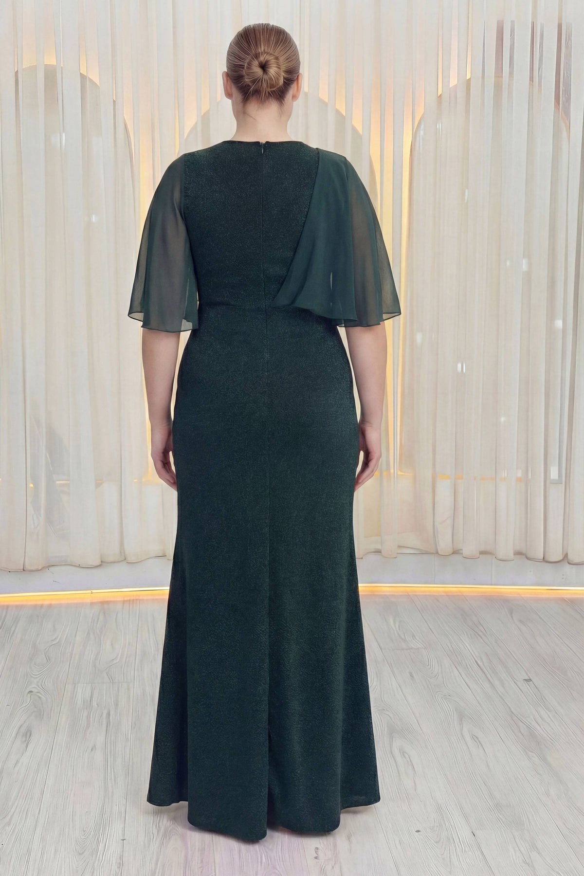 The ZKS büyük beden zümrüt yeşili şifon kol abiye elbise, arkadan görünüm, sırt detayı
